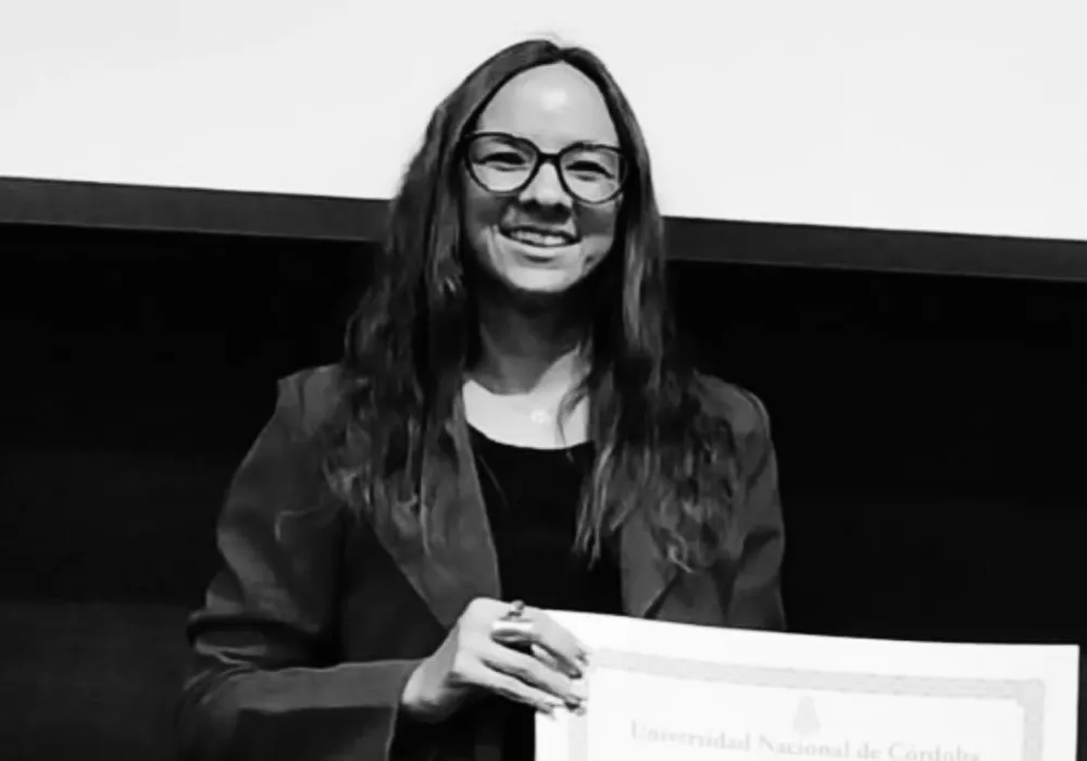 Ab. Diamela Belén Cravero con su título de abogada de la Universidad Nacional de Córdoba